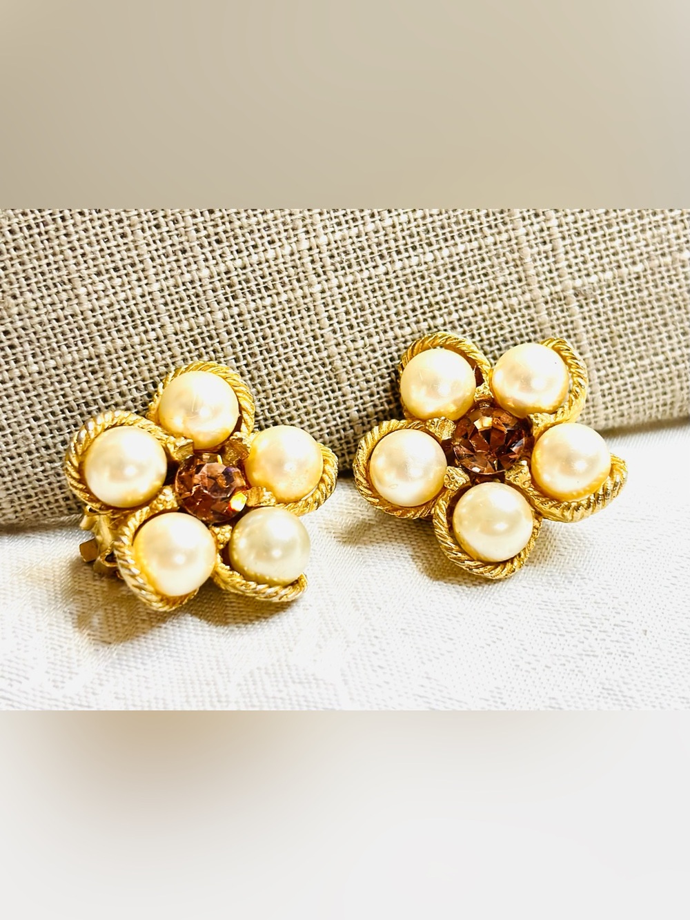 Vintage Weiss Gold-Tone Faux Pearl Flower Clip-On Earrings